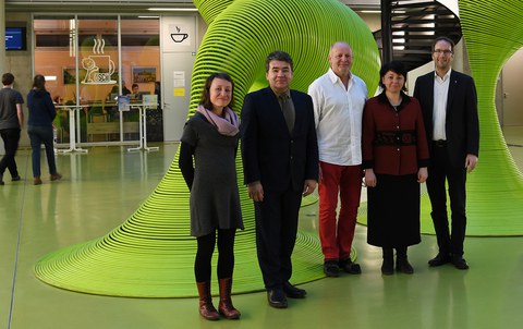 v.l.n.r. Dr. Claudia Müller – TU Dresden, Dr. Ludmila Alieva – NCFU, Prof. Steffen Hölldobler ¬– TU Dresden, Dr. Andrey Porokhnya –NCFU, Prof. Hans Georg Krauthäuser, TU Dresden im Atrium der Fakultät Informatik anlässlich der Unterzeichnung des Agreements of Cooperation zwischen NCFU und TUD 2018