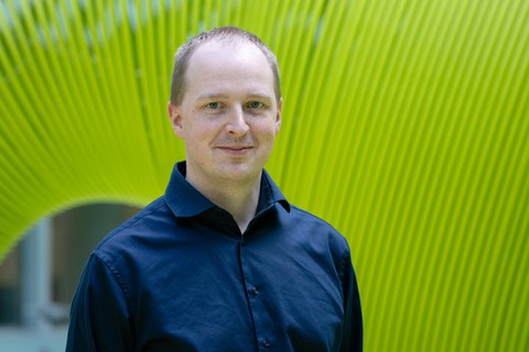 Portrait Dr. Andreas Grillenberger im Foyer des APB