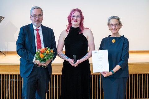 v.l.n.r. Kanzler, Fay Uhlmann, Rektorin 