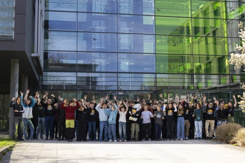 Gruppenaufnahme aller Teilnehmer von Jugend hackt vor dem Fakultätsgebäude