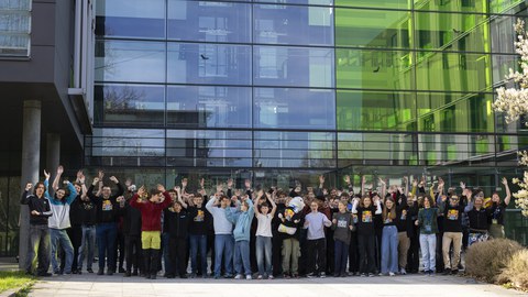 Gruppenaufnahme aller Teilnehmer von Jugend hackt vor dem Fakultätsgebäude