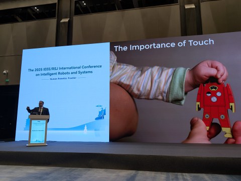 Prof. Roberto Calandra während seiner Keynote auf der IROS 2025 in Hangzhou, China