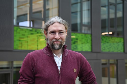 Portrait Prof. Bjoern Andres im Foyer des APB