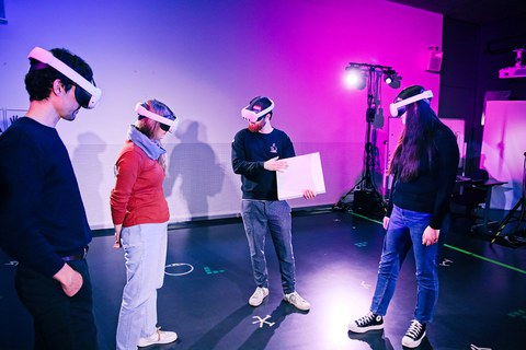 Vier Studierende mit AR-Brillen im IXLAB