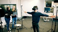 Drei Studierende bei Bewegungsmessungen im Visualisierungslabor