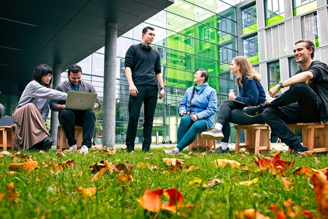 Studierende vor der Fakultät Informatik