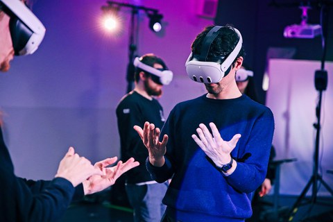 Student mit AR-Brille im IXLAB