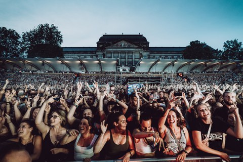 Das Publikum feiert das Konzert von Casper und Materia auf den Filmnächten am Elbufer. 