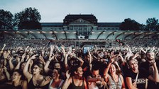 Das Publikum feiert das Konzert von Casper und Materia auf den Filmnächten am Elbufer. 