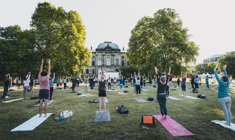 Yoga Eine entspannte Yoga Session vor dem Japanischen Palais im Palaisgarten.