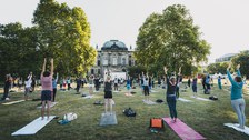 Yoga Eine entspannte Yoga Session vor dem Japanischen Palais im Palaisgarten.