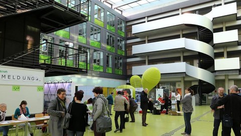 Foyer der Fakultät Informatik zum Schulinformatiktag