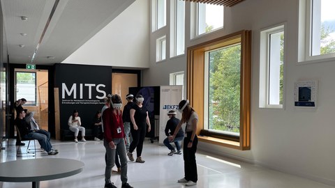 EKFZ Schüler Summer School - Mehrere Schüler probieren unsere Multi-User Mixed Reality Anwendung.