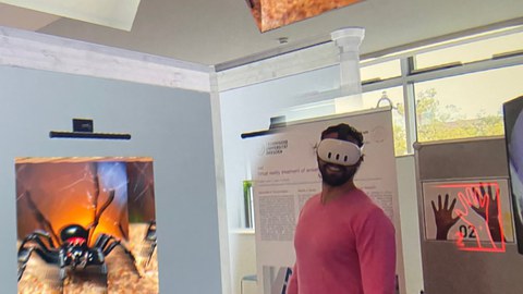 Teilnehmer in gemeinsamer XR sieht Worry Gallery.