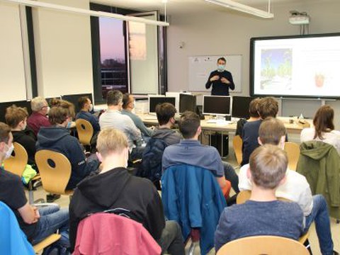2022-11-01 Schüler_innen bearbeiten Projekte mit IT-Unternehmen
