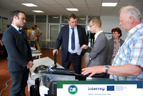 Das Bild zeigt Gespräche bei der Innovationsbörse in Glaubitz