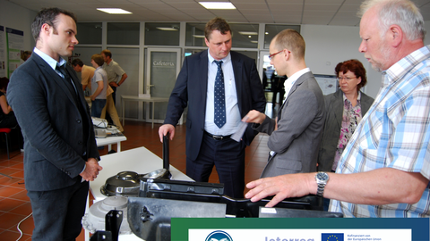Das Bild zeigt Gespräche bei der Innovationsbörse in Glaubitz