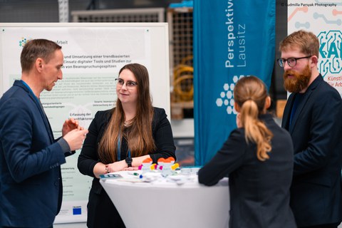 Gespräche mit 4 Personen am PAL-Stand