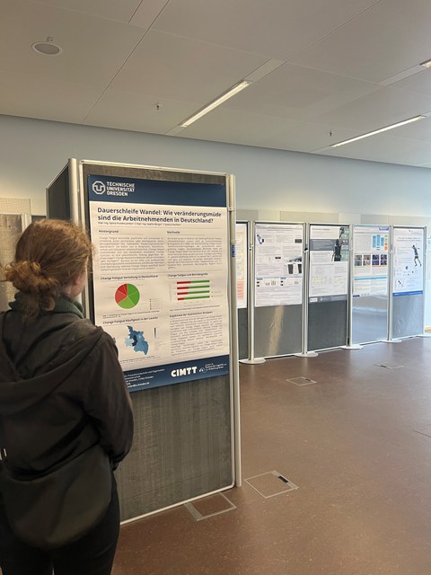 Person von hinten vor einem Poster