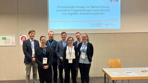 Gruppenfoto mit 7 Personen im Hintergrund Präsentationsfolie