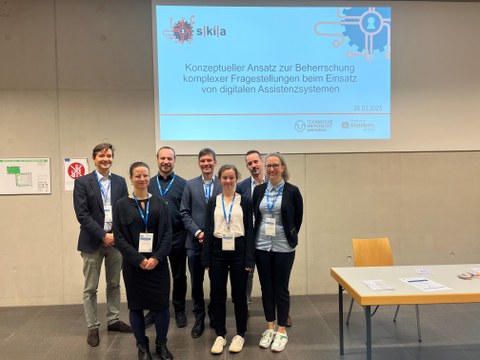 Gruppenfoto mit 7 Personen im Hintergrund Präsentationsfolie