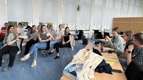 Jury gibt Feedback an die Studierenden.