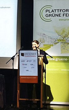 Elisabeth Wudenka beim Vortrag zum Projekt Neutralpath