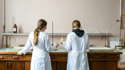 Zwei Mädchen im Labor