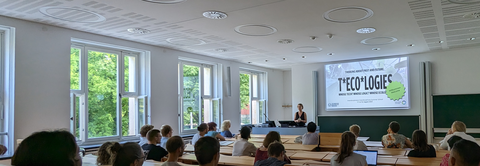 Begrüßung der Teilnehmer:innen im Hörsaal