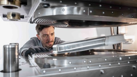 In der Tiefziehpresse wird das neue Werkstück geformt