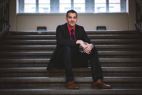 Professor Lasagni is sitting on the stairs of the Zeunerbau
