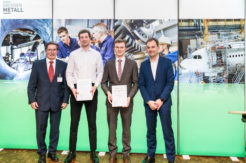 Die beiden Preisträger mit den betreuenden Professoren bei der Verleihung des Johann-Andreas-Schubert-Preises 2022, Von links: Herr Prof. Dr.-Ing. Uwe Füssel (FTM), Herr Dipl.-Ing. Moritz Krümmer (Preisträger), Herr Dipl.-Ing. Leon Hollas (Preisträger),  Herr Prof. Dr.-Ing. habil. Markus Kästner (NEFM); Foto: Daniel Viol