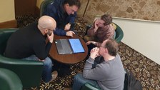Diskussion im Foyer