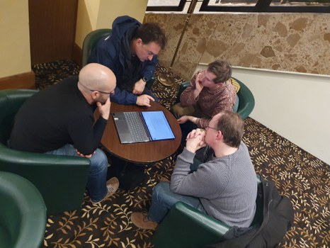 Diskussion im Foyer