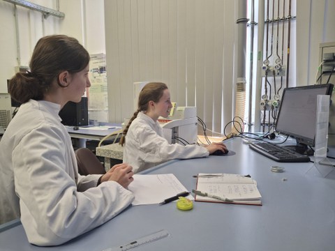 Zwei Schüler beim konzentrierten Arbeiten im Labor.