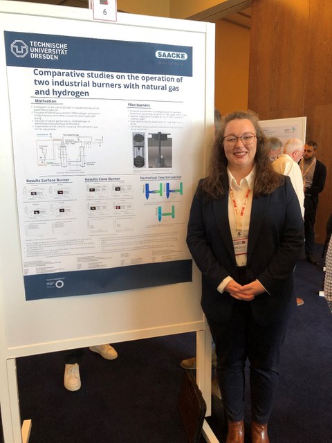 Antonia Sikotakopuolou vor Ihrem Poster bei der INFUB 2024