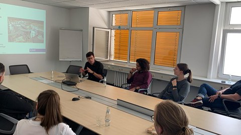 Dr.-Ing. Martin Köhler erklärt den Studierenden und Wissenschaftlichen Mitarbeitenden sein Arbeitsfeld sowie die täglichen Herausforderungen seiner Tätigkeit für die BASF.
