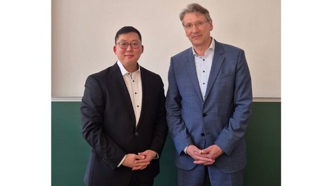 Der Diplomand Shin Hyeok Kang (links) und Prof. Dr.-Ing. Michael Beckmann, Lehrstuhlinhaber der Professur für Energieverfahrenstechnik, nach der erfolgreichen Verteidigung.