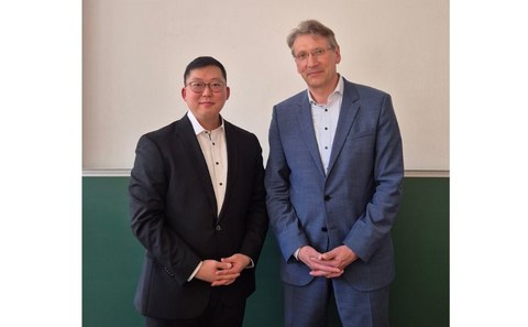 Der Diplomand Shin Hyeok Kang (links) und Prof. Dr.-Ing. Michael Beckmann, Lehrstuhlinhaber der Professur für Energieverfahrenstechnik, nach der erfolgreichen Verteidigung.