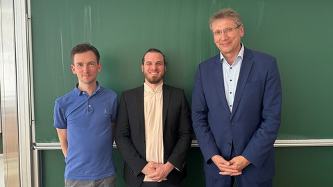 3 Männer lächeln in die Kamera nach der erfolgreichen Diplomverteidigung