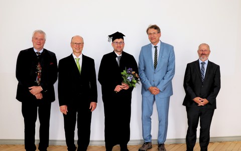 Matthias Reiche in der Mitte und zu seinen Seiten die Prüfungskommission.