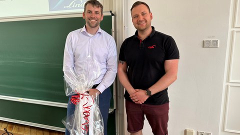 Dipl.-Ing. Thomas Walter von Linde mit M. Sc. Richard Schab (TU Dresden, EVT), beide Männer stehen nebeneinander und lächeln in die Kamera.