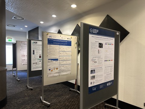 Posterausstellung zur Dechema 2025_Posterwände in einer Reihe aufgestellt.