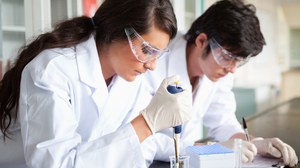 Zwei Studiernde mit Pipette