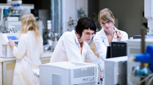 Drei Studierende im Labor