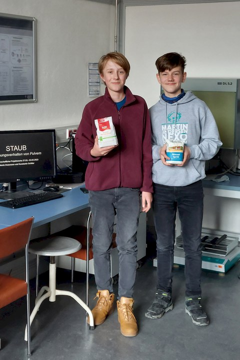 Moritz und Konstantin im Labor für Partikeltechnik