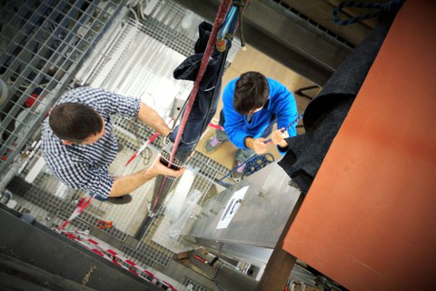 Foto Mitarbeiter an Anlage