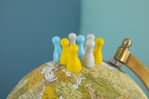 Globus mit Spielfiguren