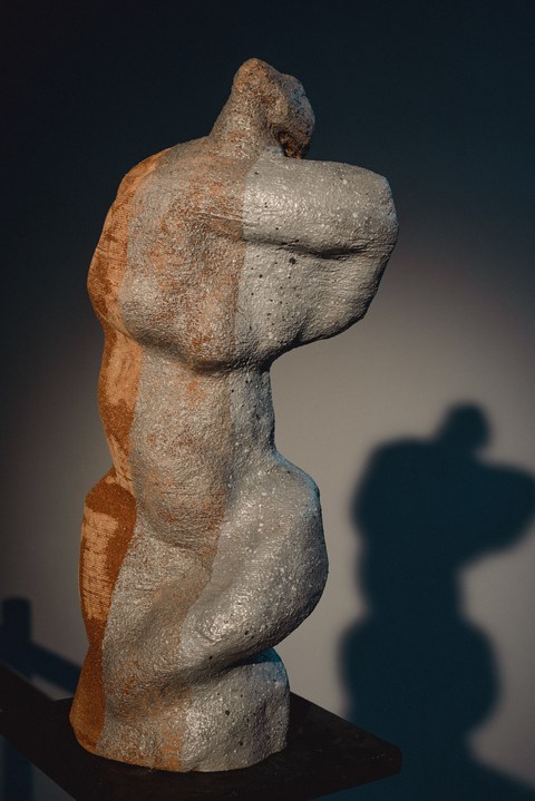 “Standing Female Figure.” A theatrical sculptural reproduction after Henry Moore with a pigmented spray-applied coating of glutin glue. The figure has a height of 54 cm.