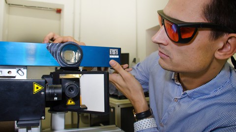 ILK-Forscher Gordon Just stellt die Versuchsanordnung für das Projekt Autoshear ein. 